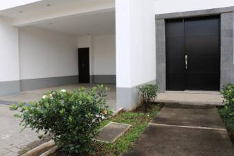 Se vende moderna casa de 3 plantas en San Rafael Escazú 24-31