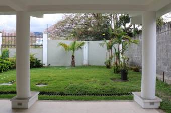 Se vende moderna casa de 3 plantas en San Rafael Escazú 24-31