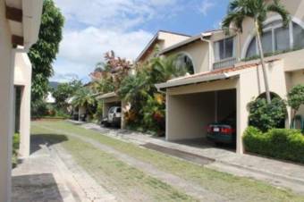 Se vende moderna casa en condominio de San Rafael San José 24-33