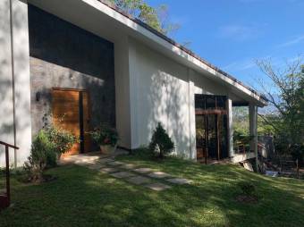 Se vende lujosa y espaciosa casa en las montañas de Escazú 23-2399