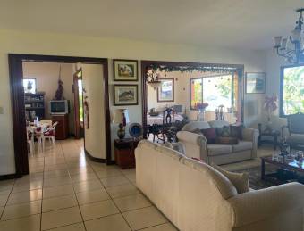 Property with 2 houses and mountain view, San Isidro de Heredia 3,141 sq. mtrs.