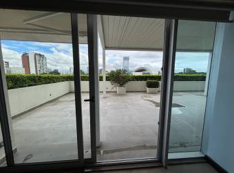 EN REMATE Apartamento en Condominio Sabana Real, San José