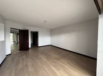 EN REMATE Apartamento en Condominio Sabana Real, San José