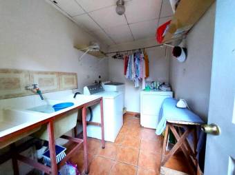 Se vende espaciosa casa con patio en Sabana Sur 23-1814