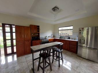 Se venden 2 casas y apartamento con gran lote en Atenas Alajuela 25-824