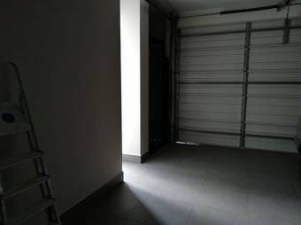 Se vende moderna casa en residencial de San Rafael Escazú 23-2877