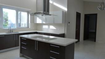 Se vende moderna casa en residencial de San Rafael Escazú 23-2877