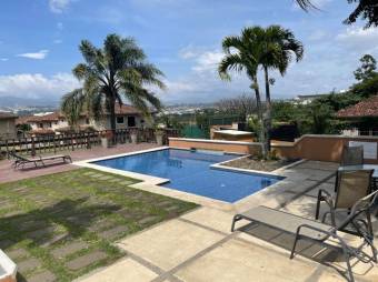 Se vende espaciosa casa en condominio de Escazú 23-883