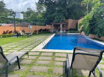 Se vende espaciosa casa en condominio de Escazú 23-883