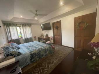 Se vende espaciosa casa en condominio de Escazú 23-883