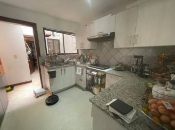 Se vende espaciosa casa en condominio de Escazú 23-883