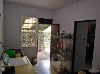 Se vende casa con amplio lote en Santa Ana 23-1465