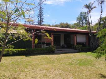 Se vende casa con amplio lote en Santa Ana 23-1465