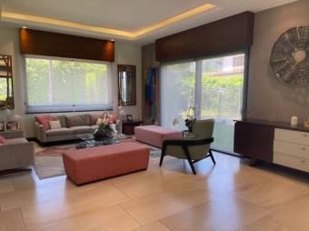 Se vende casa en exclusivo condominio de Santa Ana 23-361