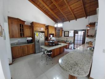 Se vende casa con amplio lote en Santa Ana 23-1553