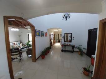 Se vende casa con amplio lote en Santa Ana 23-1553