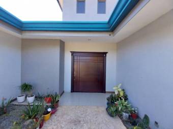 Se vende casa con amplio lote en Santa Ana 23-1553