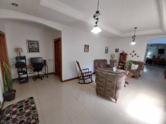 Se vende casa con amplio lote en Santa Ana 23-1553