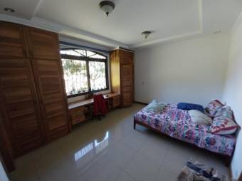 Se vende casa con amplio lote en Santa Ana 23-1553