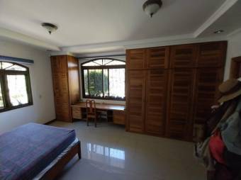 Se vende casa con amplio lote en Santa Ana 23-1553