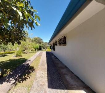 Se vende casa con amplio lote en Santa Ana 23-1553