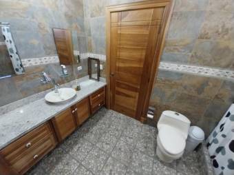 Se vende casa con amplio lote en Santa Ana 23-1553