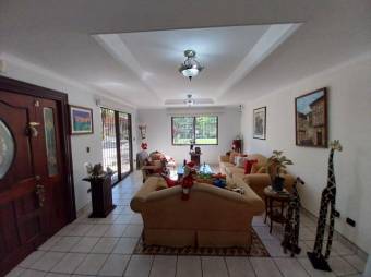 Se vende casa con amplio jardín en Santa Ana  23-1554