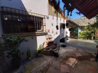 Se vende casa con amplio jardín en Santa Ana  23-1554