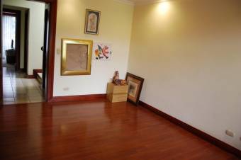 Se vende casa con amplio lote en Santa Ana 23-3334