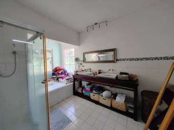 Se vende casa con amplio lote en Brasil Santa Ana 24-1528