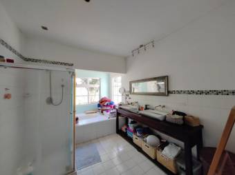 Se vende casa con amplio lote en Brasil Santa Ana 24-1528