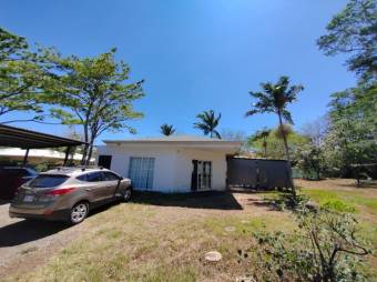 Se vende casa con amplio lote en Brasil Santa Ana 24-1528