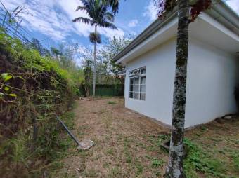 Se vende casa con amplio lote en Brasil Santa Ana 24-1528