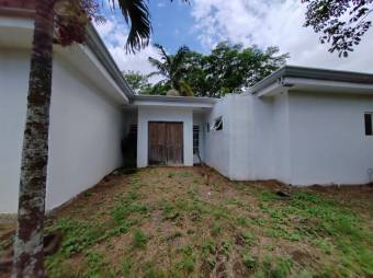 Se vende casa con amplio lote en Brasil Santa Ana 24-1528