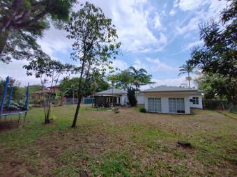 Se vende casa con amplio lote en Brasil Santa Ana 24-1528