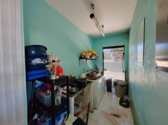 Se vende casa con amplio lote en Brasil Santa Ana 24-1528