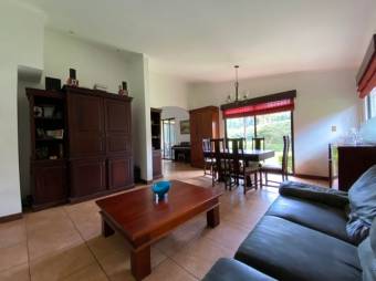 Se vende moderna casa en condominio de Piedades Santa Ana 23-3183