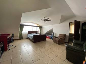 Se vende moderna casa en condominio de Piedades Santa Ana 23-3183