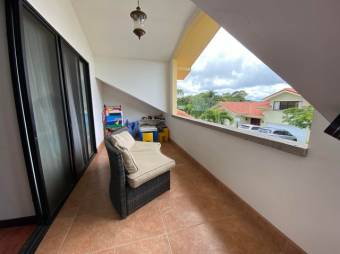 Se vende moderna casa en condominio de Piedades Santa Ana 23-3183