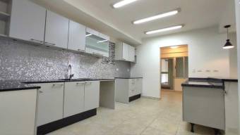 Se vende moderna casa en condominio en Piedades Santa Ana 25-527