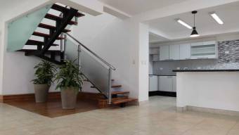 Se vende moderna casa en condominio en Piedades Santa Ana 25-527