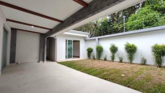 Se vende moderna casa en condominio en Piedades Santa Ana 25-527