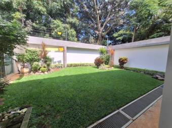 Se vende casa en condominio de Piedades Santa Ana 25-585