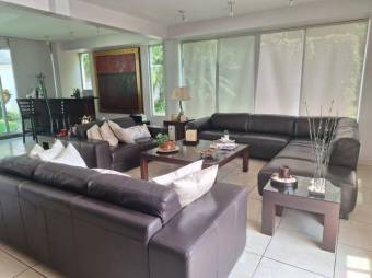 Se vende casa en condominio de Piedades Santa Ana 25-585