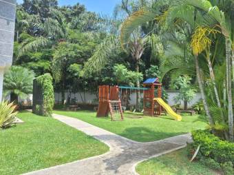 Se vende casa en condominio de Piedades Santa Ana 25-585