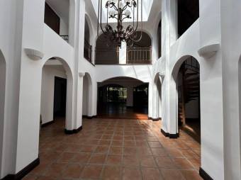 Se vende espaciosa casa en condominio de Pozos Santa Ana 24-1385