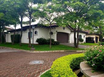 Se vende moderna casa en condominio de Pozos Santa Ana 25-167