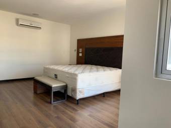 Se vende casa de lujo con patio en condominio de Pozos Santa Ana 25-511