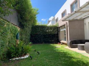 Se vende casa de lujo con patio en condominio de Pozos Santa Ana 25-511