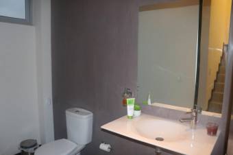 Se vende casa de lujo con patio en condominio de Pozos Santa Ana 25-511